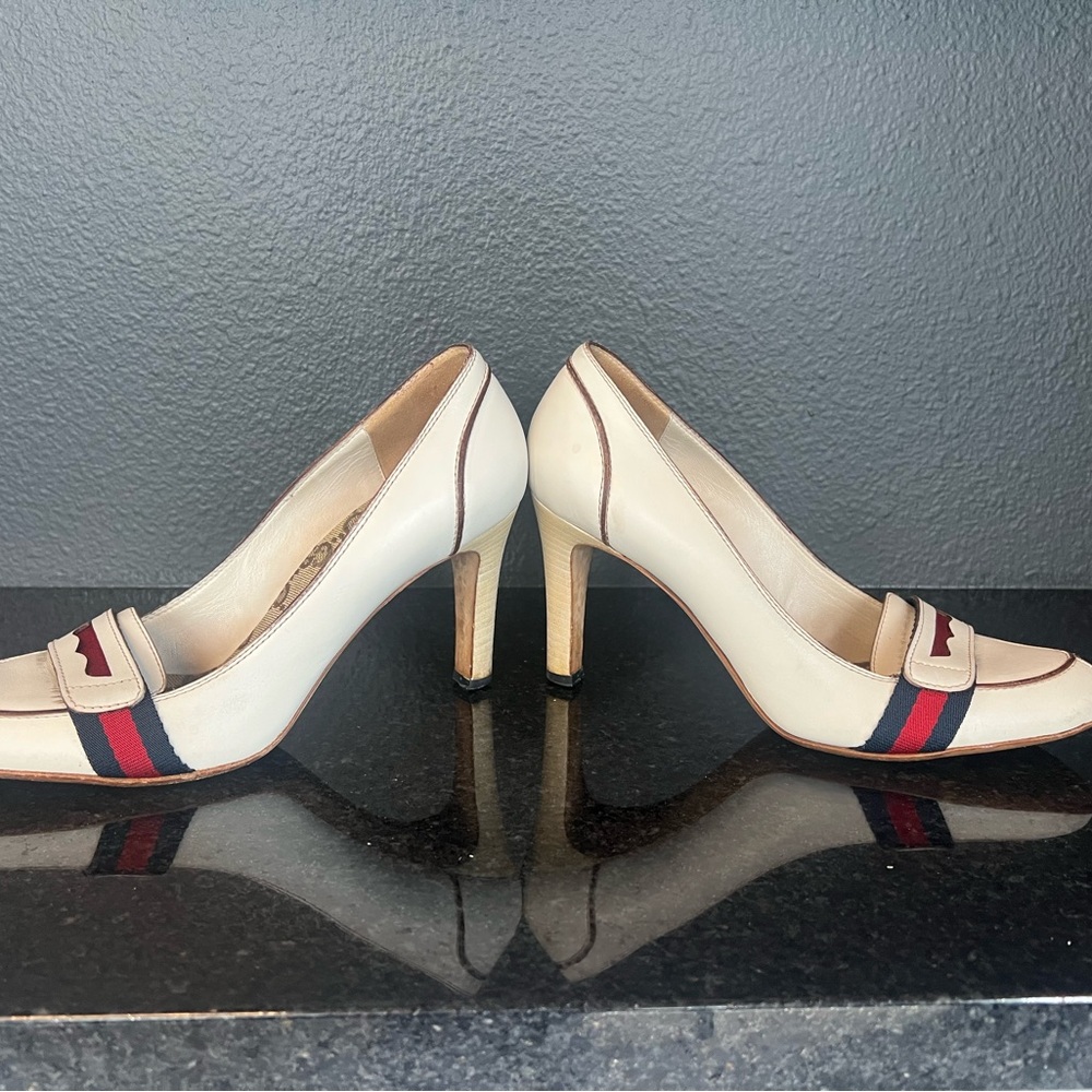 Gucci Cream and Red Stiletto Heels with Bow Accent - Picture 2 of 16